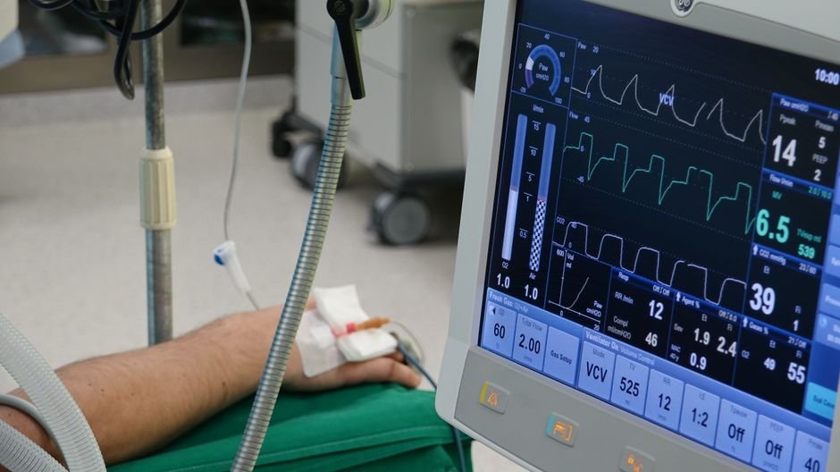 AI-assisted neurosurgery operating room