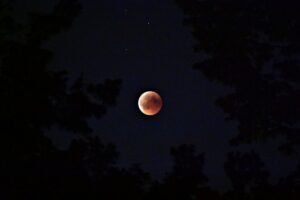 lunar eclipse moon red