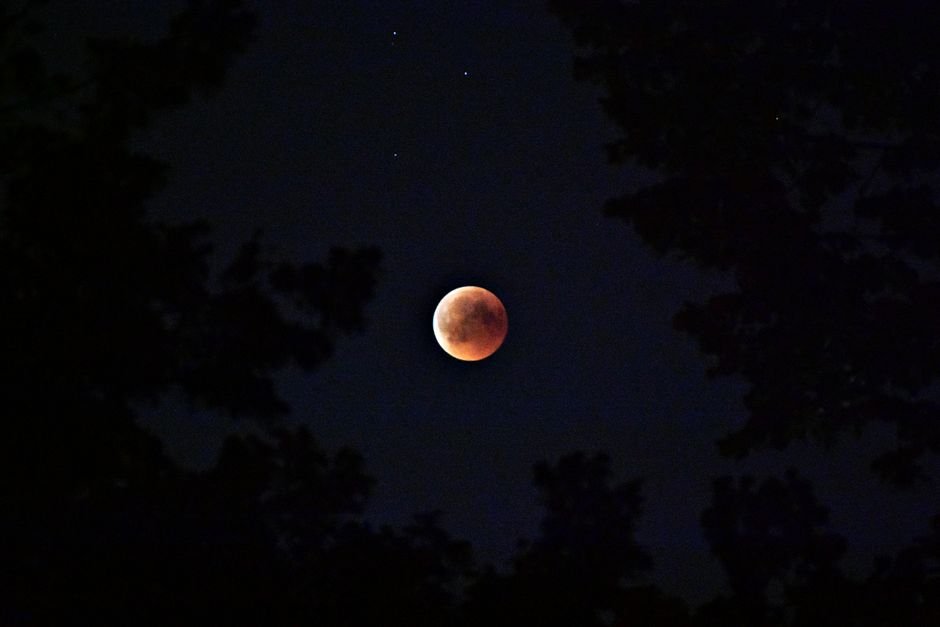 lunar eclipse moon red