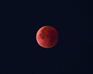 lunar eclipse reddish moon