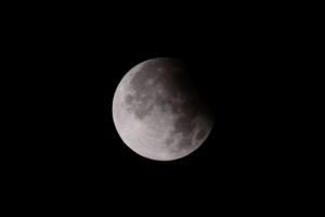 moon eclipse red shadow